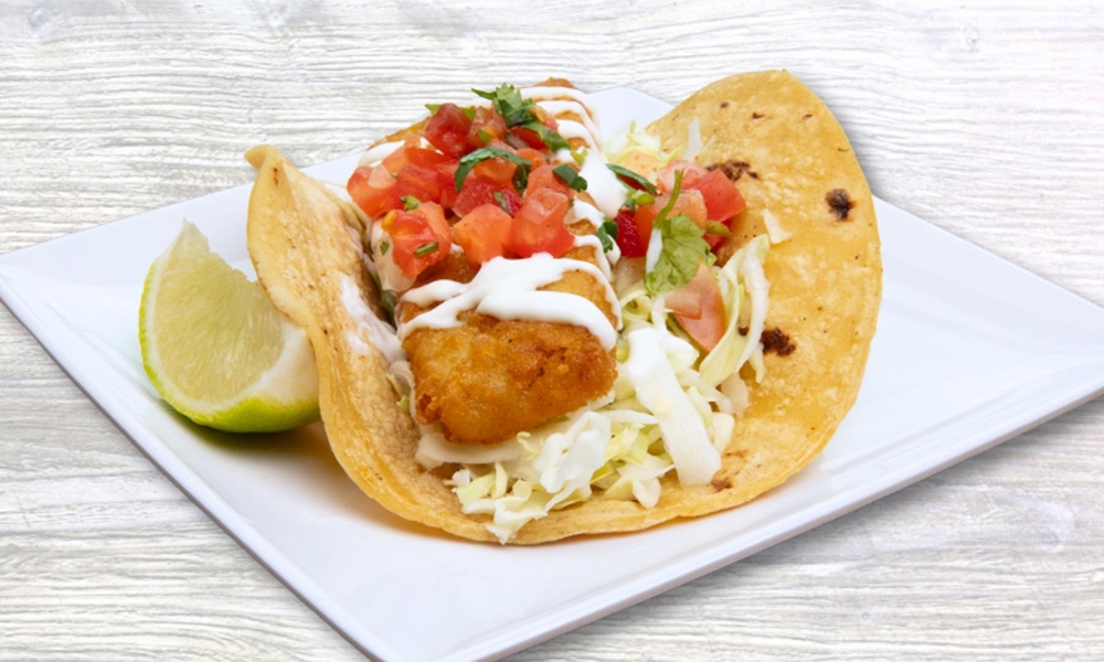 Taco cá – món ngon biểu tượng vùng biển San Diego với cá chiên vàng, rau tươi và nước sốt đậm đà