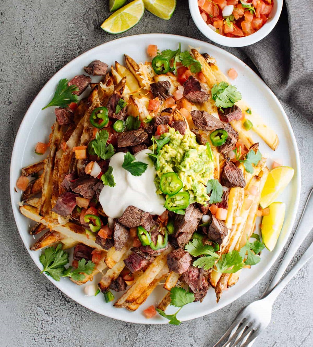Đĩa Carne Asada Fries đầy ụ topping béo ngậy