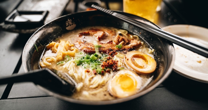 M&igrave; Ramen l&agrave; m&oacute;n ăn trứ danh của th&agrave;nh phố, với hương vị nước d&ugrave;ng miso đậm đ&agrave;, thơm ngon