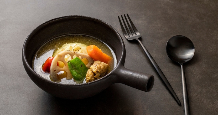 S&uacute;p c&agrave; ri Sapporo, một m&oacute;n ăn độc đ&aacute;o với hương vị thơm nồng, thường được thưởng thức trong những ng&agrave;y đ&ocirc;ng lạnh gi&aacute;