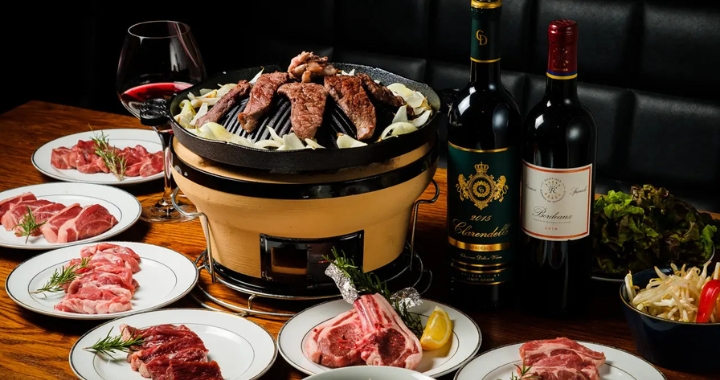 Thịt cừu nướng Jingisukan lấy cảm hứng từ m&oacute;n ăn truyền thống M&ocirc;ng Cổ v&agrave; được chế biến theo khẩu vị độc đ&aacute;o của Sapporo