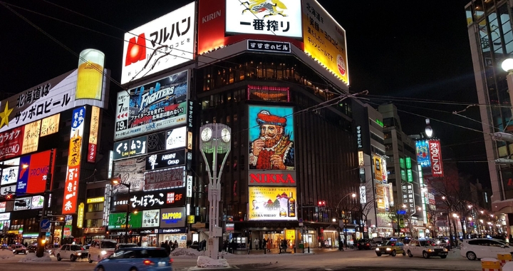 Phố Susukino, khu vực giải tr&iacute; s&ocirc;i động, nơi bạn c&oacute; thể trải nghiệm cuộc sống về đ&ecirc;m n&aacute;o nhiệt của Sapporo