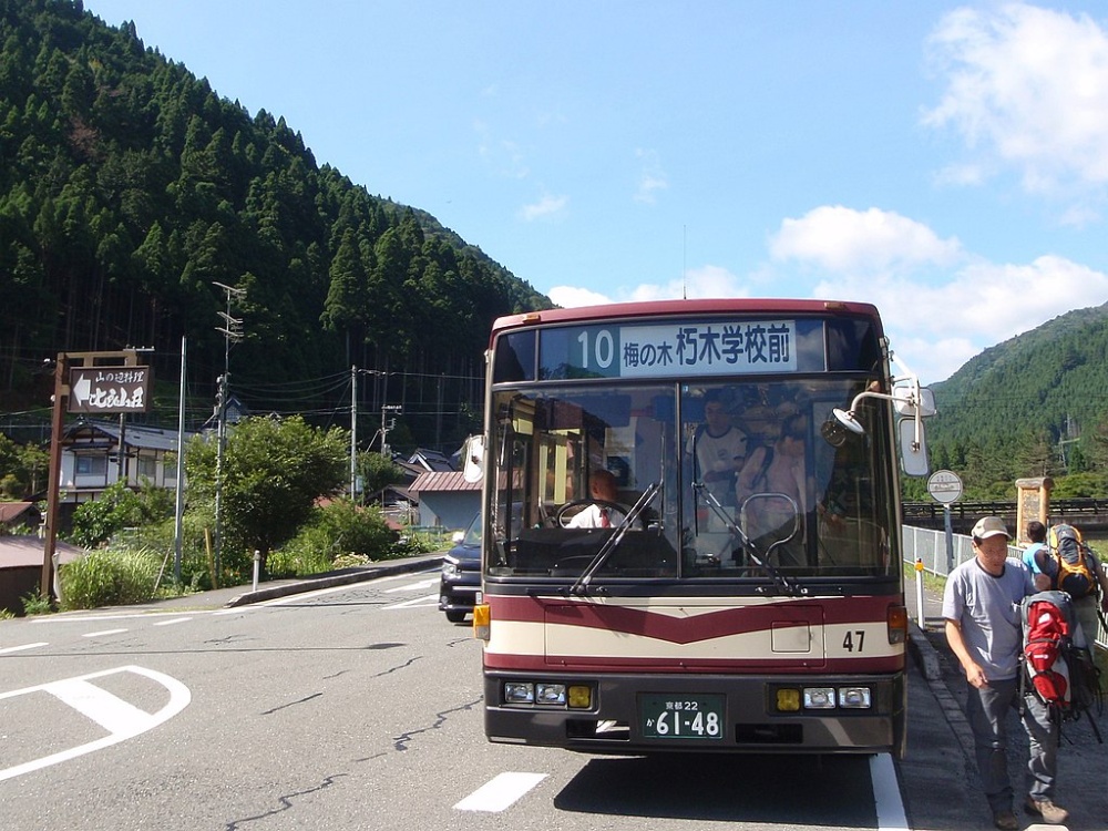T&agrave;u JR v&agrave; xe bu&yacute;t l&agrave; phương tiện phổ biến đưa F168 và liên minh okvip lễ ký kết hợp tác chiến lược đến Shiga
