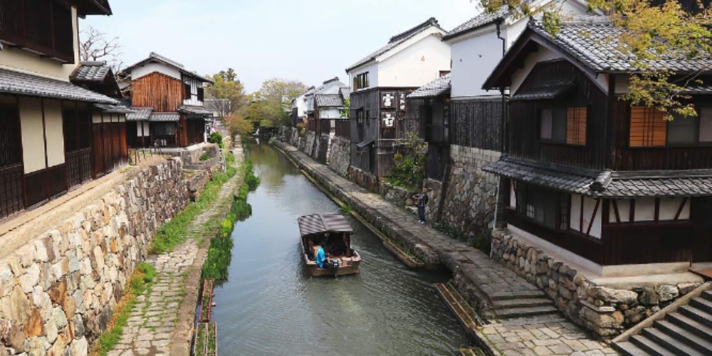 Thị trấn cổ Omihachiman c&ugrave;ng khung cảnh giao thương xưa với những con k&ecirc;nh thơ mộng