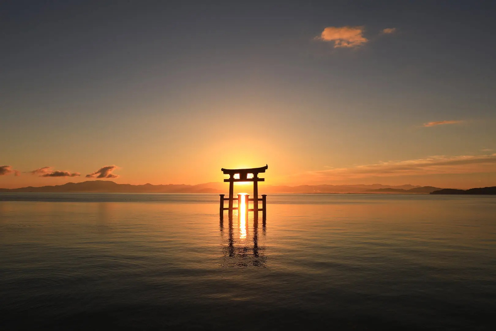 Đền Shirahige giữa hồ Biwa với cổng torii nổi tr&ecirc;n mặt nước