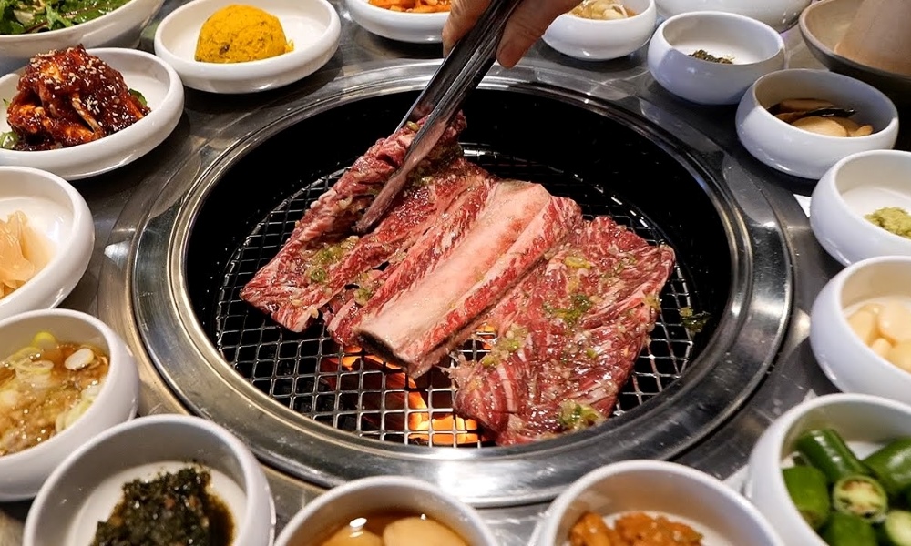 Sườn b&ograve; Suwon nướng than hồng, thơm lừng v&agrave; mềm mọng tan trong miệng