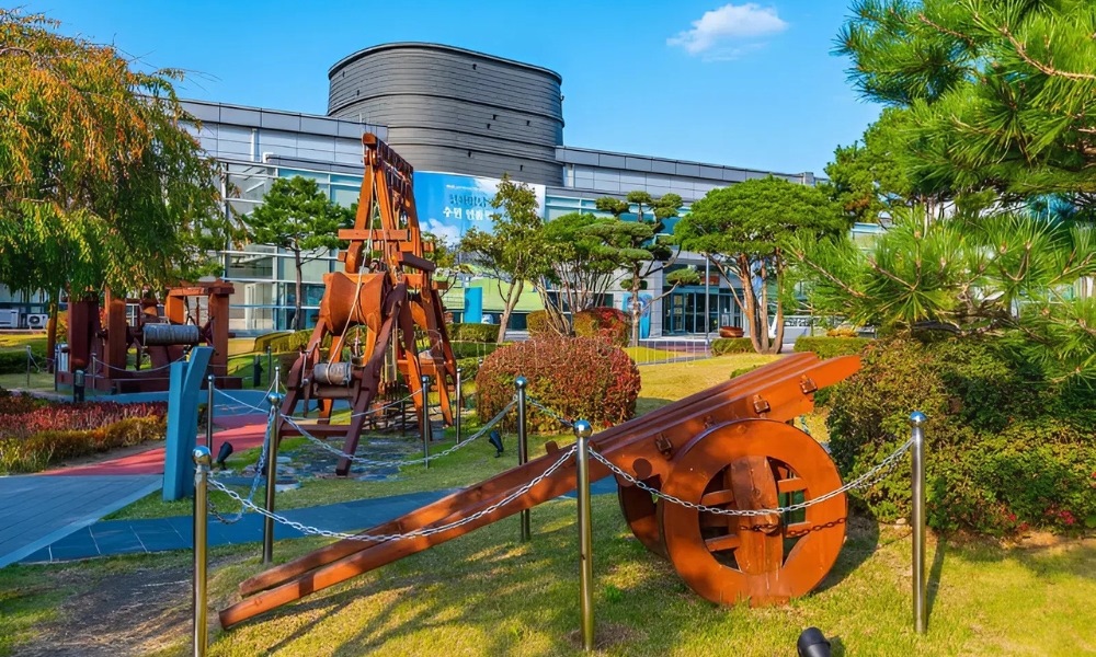 Bảo t&agrave;ng Suwon Hwaseong giới thiệu lịch sử v&agrave; kiến tr&uacute;c của ph&aacute;o đ&agrave;i Hwaseong&nbsp;