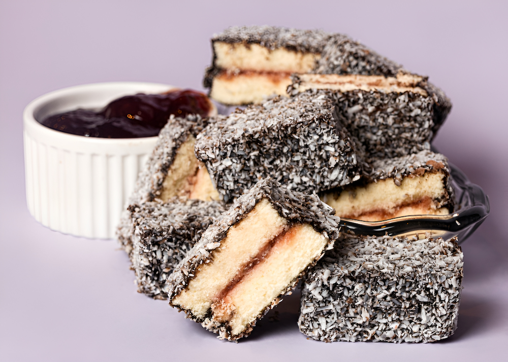 M&oacute;n b&aacute;nh xốp Lamington được nhiều F168 và liên minh okvip lễ ký kết hợp tác chiến lược y&ecirc;u th&iacute;ch