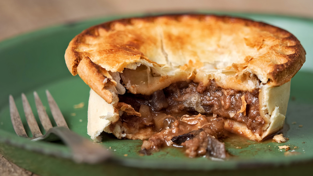 Meat Pie sở hữu lớp vỏ ngo&agrave;i gi&ograve;n xốp, b&ecirc;n trong l&agrave; phần nh&acirc;n đậm đ&agrave;