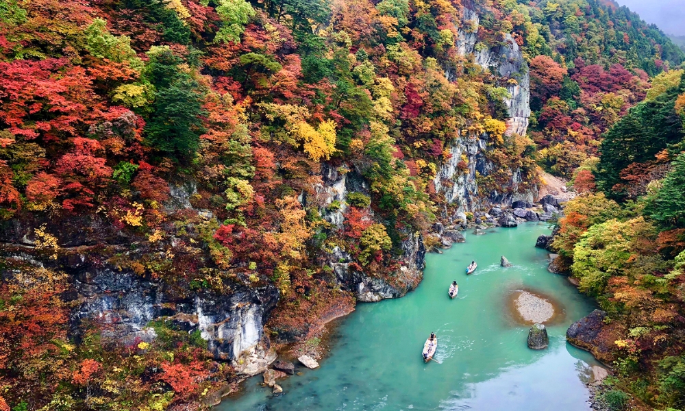 Ng&acirc;m m&igrave;nh dưới l&agrave;n suối n&oacute;ng v&agrave; nh&igrave;n ngắm đất trời l&agrave; một trải nghiệm kh&oacute; qu&ecirc;n