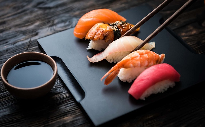 Sushi được xem l&agrave; m&oacute;n ăn biểu tượng của F1686.vip với hơn 4.000 trò chơi Quatangf168 tải ứng dụng