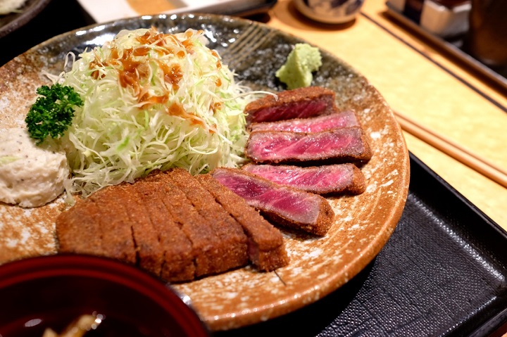 M&oacute;n b&ograve; tẩm bột chi&ecirc;n x&ugrave; gi&ograve;n rụm, mềm thơm b&ecirc;n trong, thường ăn k&egrave;m bắp cải v&agrave; nước chấm đậm đ&agrave;