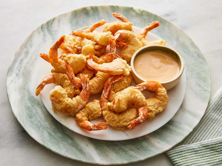 M&oacute;n chi&ecirc;n hấp dẫn với hải sản v&agrave; rau củ tẩm bột chi&ecirc;n gi&ograve;n, đặc biệt được y&ecirc;u th&iacute;ch tại Nhật&nbsp;