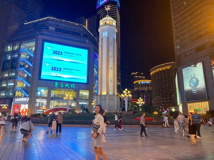 Phố đi bộ c&ugrave;ng Đ&agrave;i tưởng niệm Giải ph&oacute;ng Nh&acirc;n D&acirc;n Tr&ugrave;ng Kh&aacute;nh