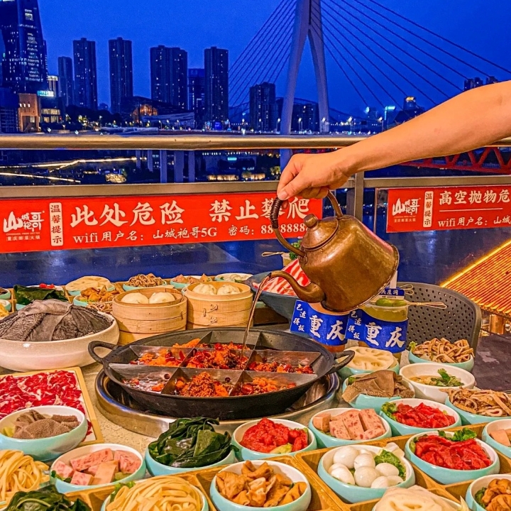 B&ugrave;ng nổ vị gi&aacute;c với m&oacute;n lẩu cay nồng Tr&ugrave;ng Kh&aacute;nh