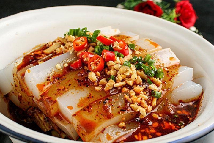 Thạch đậu sốt ớt l&agrave; một trong những m&oacute;n ăn vặt đường phố phổ biến ở Tr&ugrave;ng Kh&aacute;nh