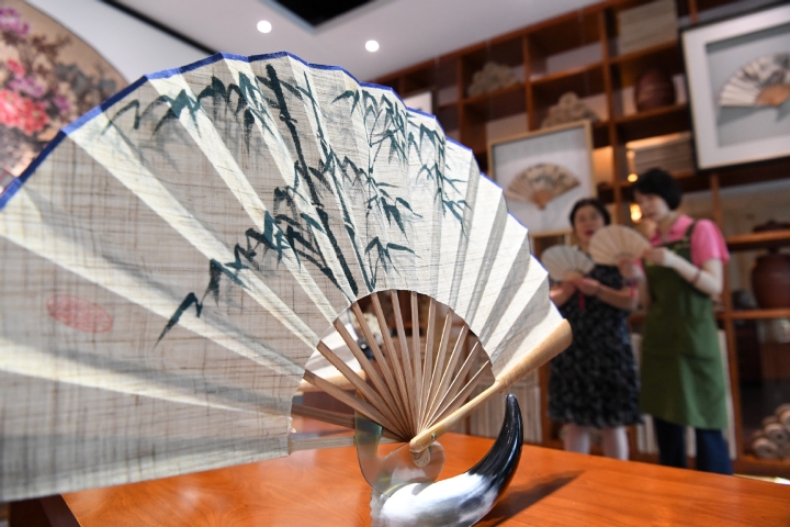 Quạt Rongchang nổi tiếng với lịch sử hơn 450 năm