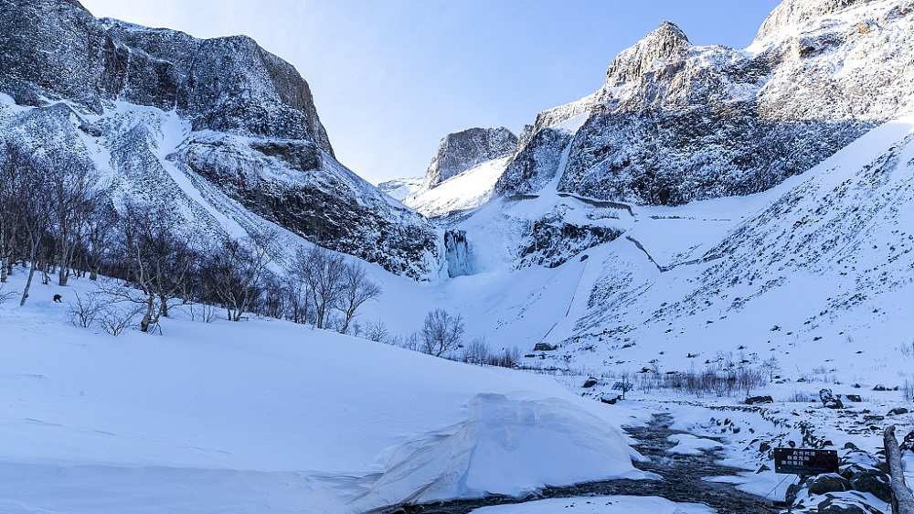 N&uacute;i Trường Bạch giữa m&ugrave;a đ&ocirc;ng hiện l&ecirc;n h&ugrave;ng vĩ với tuyết trắng phủ k&iacute;n