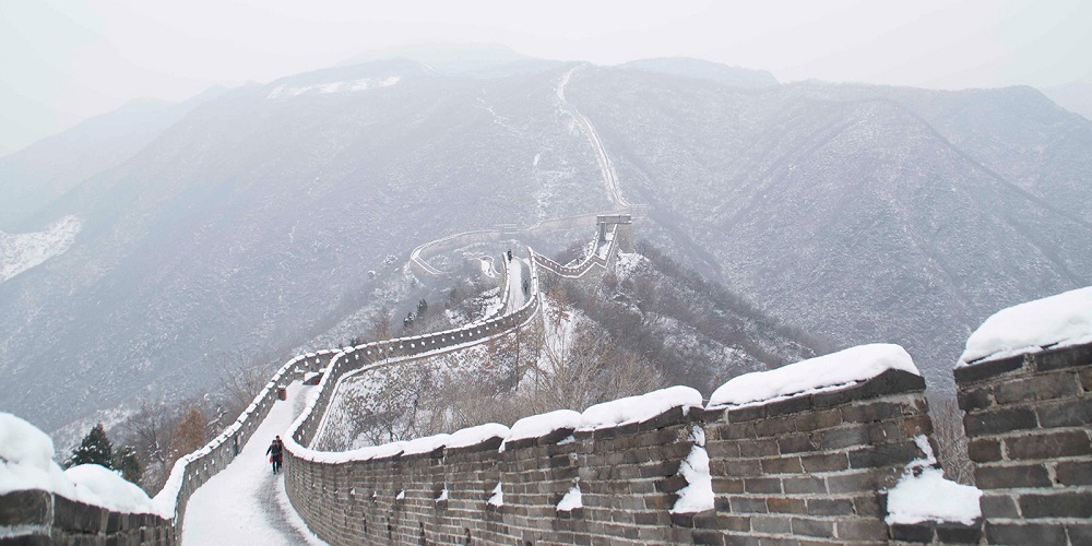 Vạn L&yacute; Trường Th&agrave;nh th&aacute;ng 1 trầm mặc v&agrave; h&ugrave;ng vĩ, uốn lượn qua sườn n&uacute;i phủ tuyết trắng x&oacute;a