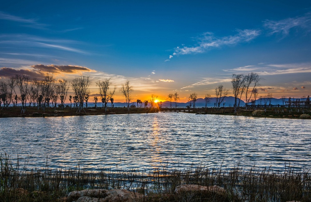 Hồ Điền Tr&igrave; trong veo giữa tiết trời thu m&aacute;t mẻ