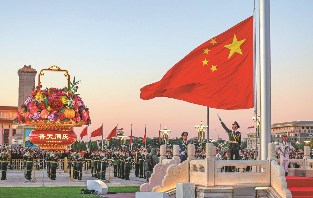 Quảng trường Thi&ecirc;n An M&ocirc;n rực rỡ cờ hoa v&agrave; ph&aacute;o hoa dịp Quốc Kh&aacute;nh Trung Quốc.