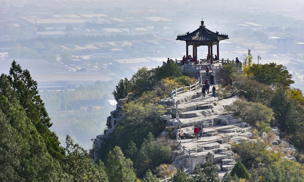 Người d&acirc;n leo n&uacute;i dịp Tr&ugrave;ng Cửu &ndash; n&eacute;t văn h&oacute;a truyền thống mang đậm &yacute; nghĩa gia đ&igrave;nh.