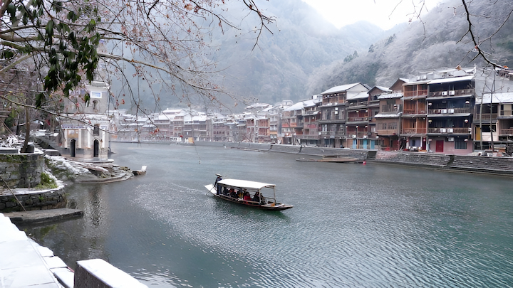 Khung cảnh thơ mộng tại Phượng Ho&agrave;ng Cổ Trấn th&aacute;ng 12