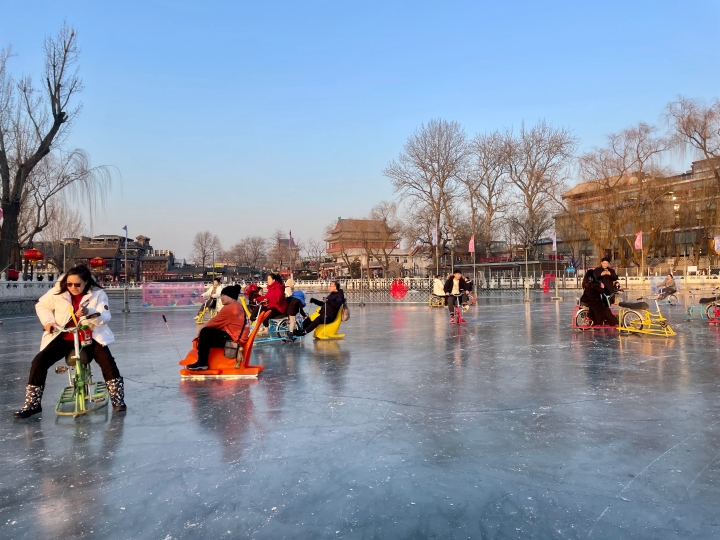 Du kh&aacute;ch c&oacute; thể tham gia trượt băng, đạp xe tr&ecirc;n băng tại hồ Hậu Hải v&agrave;o m&ugrave;a đ&ocirc;ng