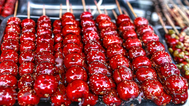 Kẹo hồ l&ocirc; được y&ecirc;u th&iacute;ch bởi hương vị thơm ngon v&agrave; m&agrave;u sắc bắt mắt