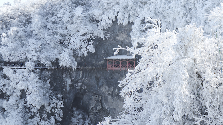 Tuyết trắng bao phủ quanh n&uacute;i Trương Gia Giới tạo n&ecirc;n khung cảnh huyền ảo