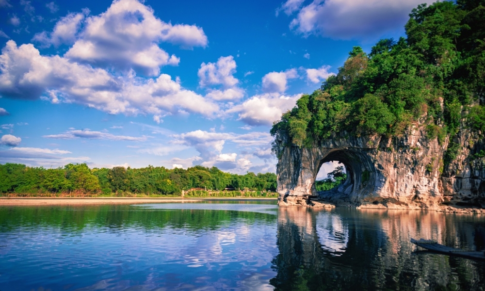 Chi&ecirc;m ngưỡng thắng cảnh n&uacute;i V&ograve;i Voi b&ecirc;n s&ocirc;ng Ly Giang ở Quế L&acirc;m