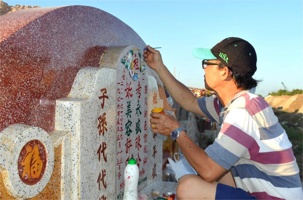 Người d&acirc;n d&acirc;ng hương v&agrave; dọn dẹp phần mộ trong dịp Tết Thanh Minh &ndash; lễ tiết mang đậm gi&aacute; trị t&acirc;m linh v&agrave; văn h&oacute;a gia đ&igrave;nh&nbsp;