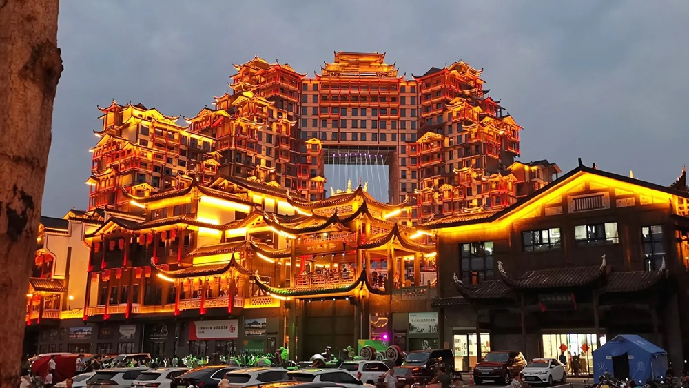 72 Kỳ Lầu rực rỡ &aacute;nh đ&egrave;n về đ&ecirc;m, như l&acirc;u đ&agrave;i lơ lửng giữa m&acirc;y kh&oacute;i Trương Gia Giới&nbsp;