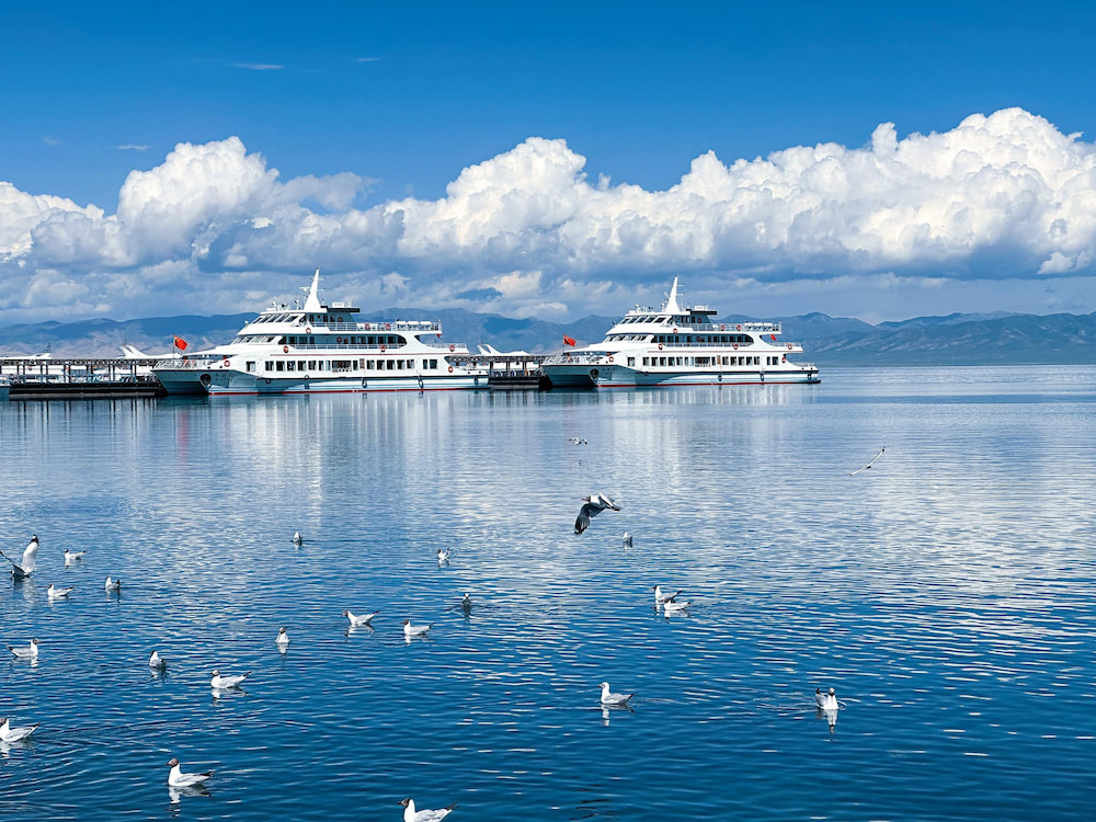 Hồ Thanh Hải nổi tiếng với mặt nước trong veo phản chiếu bầu trời xanh biếc tạo n&ecirc;n bức tranh phong cảnh tuyệt đẹp