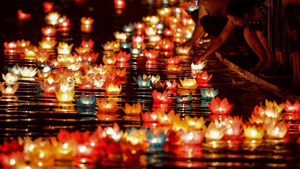 Du khách có thể tham gia thả đèn hoa đăng trên sông trong ngày lễ Vu Lan Báo Hiếu