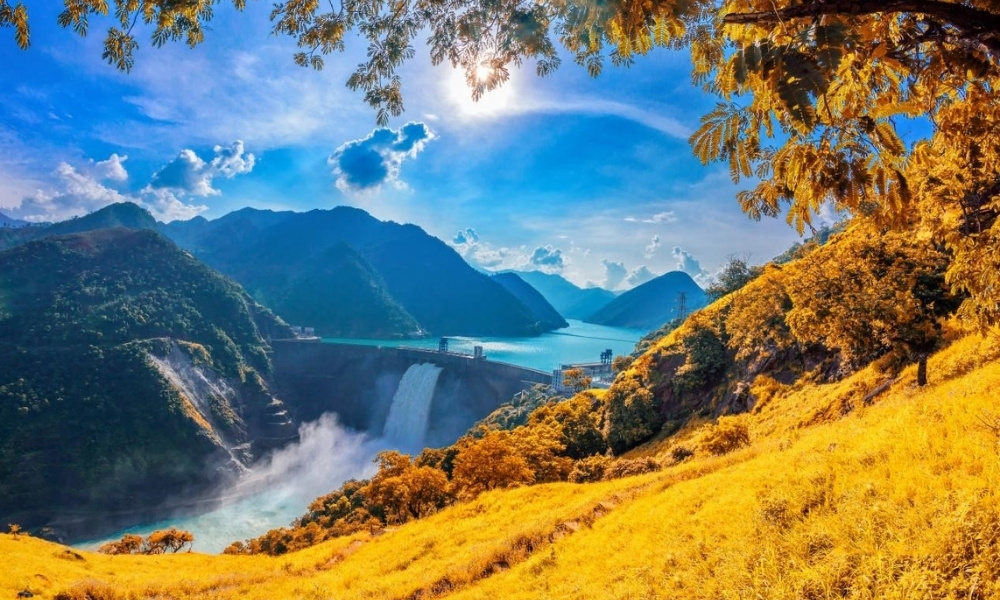 Thắng cảnh h&ugrave;ng vĩ ở Shangri-La với triền đồi cỏ v&agrave;ng, hồ nước xanh biếc