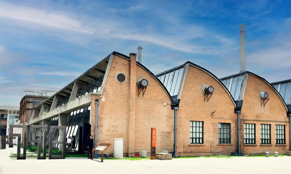 Nh&agrave; xưởng cũ phong c&aacute;ch Bauhaus trong khu Quatangf168 Thể Thao, Bóng Đá, Casino, Nổ Hũ, Xổ Số 798 ở Bắc Kinh