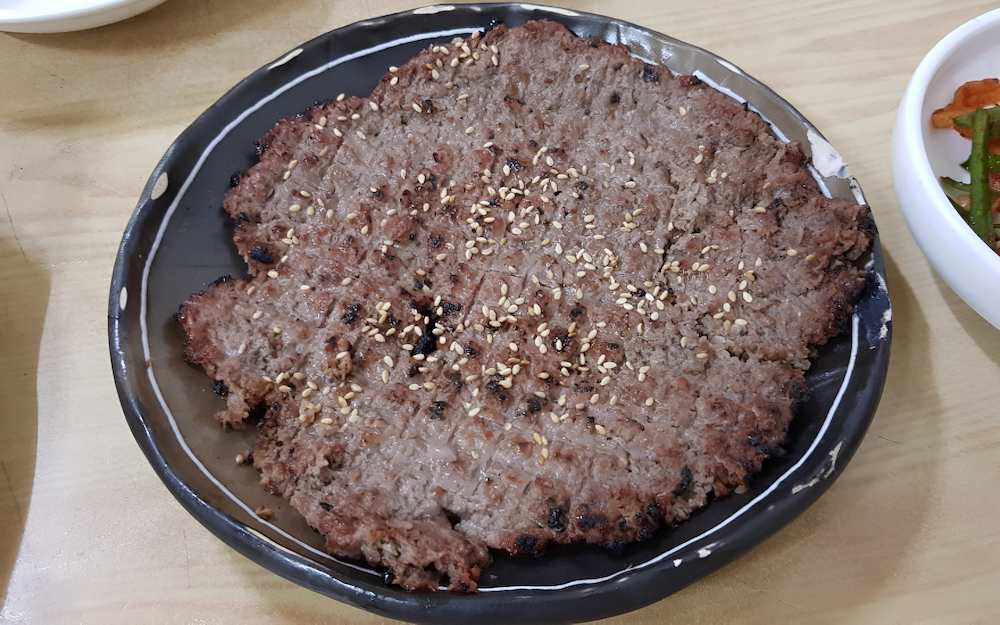 Eonyang bulgogi là món thịt bò nướng trên than hoa