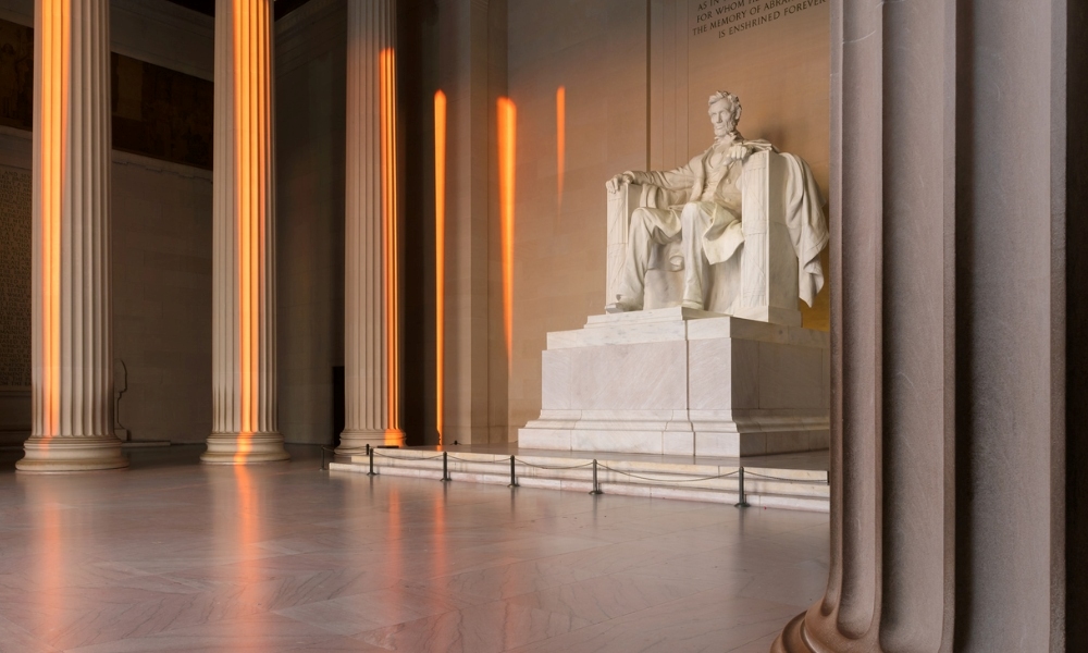 Tượng Abraham Lincoln uy nghi giữa 36 cột đ&aacute; cẩm thạch