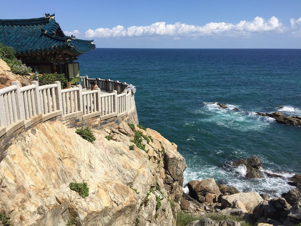 Bạn c&oacute; thể gh&eacute; thăm Yangyang v&agrave;o m&ugrave;a h&egrave; để chi&ecirc;m ngưỡng những b&atilde;i biển xanh ngắt