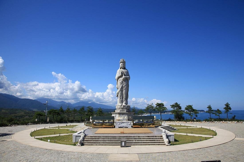 Tượng Quan Thế &Acirc;m cao 16 m&eacute;t tại đền Naksansa