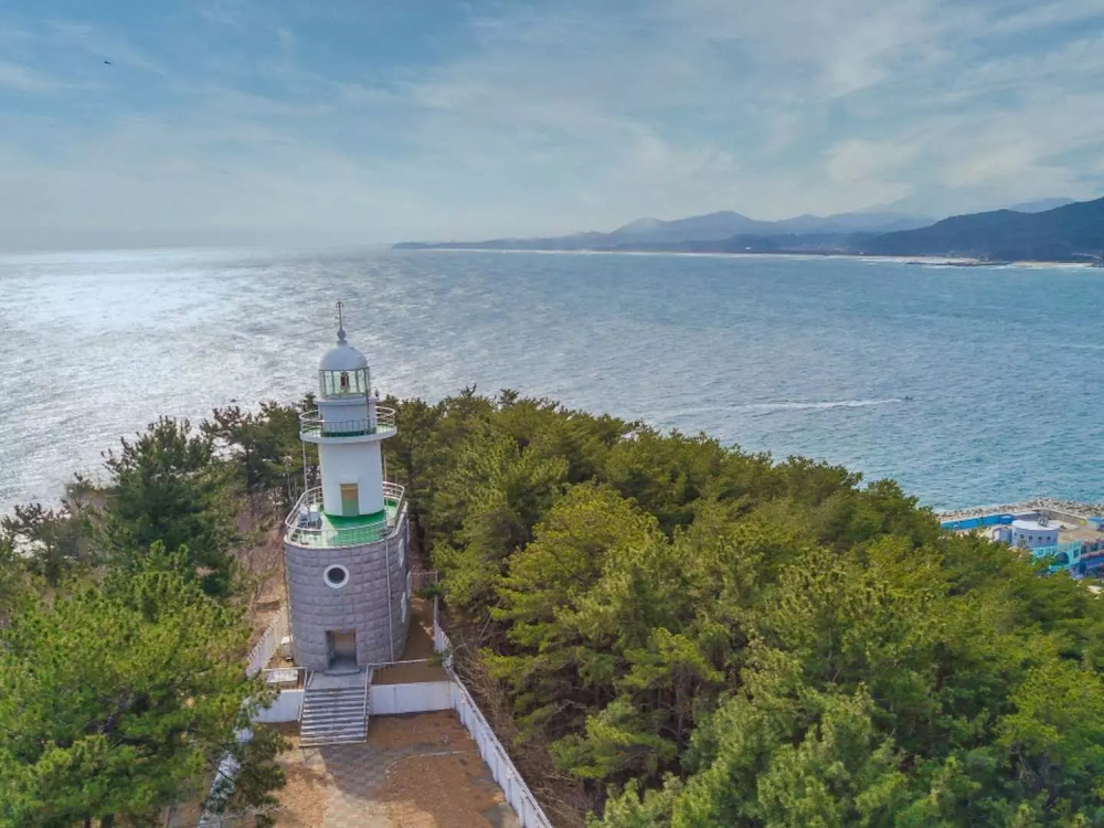 Đến Yangyang bạn đừng qu&ecirc;n gh&eacute; thăm b&atilde;i Hajodae v&agrave; ngọn Hải đăng Hajodae