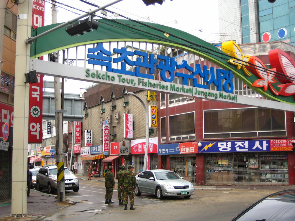 Đừng qu&ecirc;n gh&eacute; thăm chợ truyền thống Yangyang để thưởng thức c&aacute;c m&oacute;n đặc sản địa phương