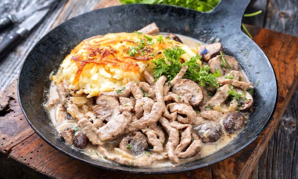 Zurcher Geschnetzeltes l&agrave; m&oacute;n ch&iacute;nh &ldquo;quốc d&acirc;n&rdquo; của Zurich, thường ăn k&egrave;m với Rosti gi&ograve;n rụm