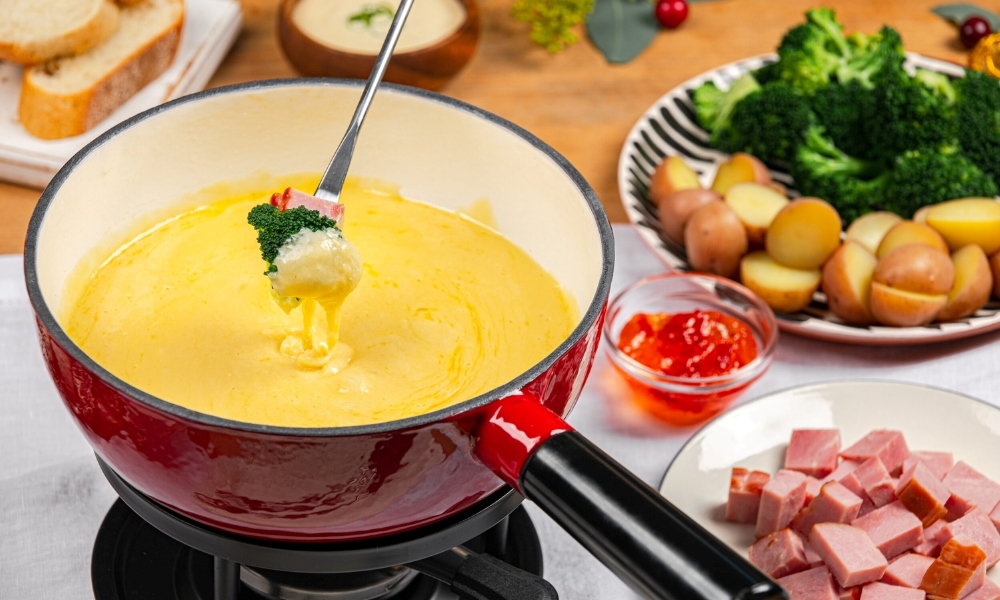 Cheese Fondue l&agrave; m&oacute;n ăn biểu tượng của m&ugrave;a đ&ocirc;ng Thụy Sĩ