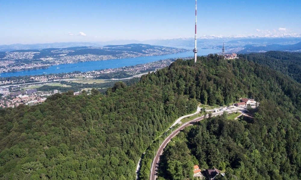 Ngắm trọn th&agrave;nh phố Zurich lẫn d&atilde;y Alps h&ugrave;ng vĩ từ n&uacute;i Uetliberg