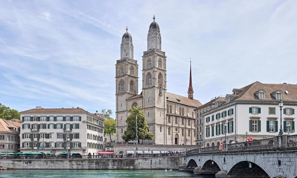 Grossmunster l&agrave; nh&agrave; thờ biểu tượng của Zurich với hai th&aacute;p đ&aacute; đặc trưng