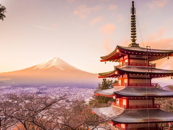 N&uacute;i Ph&uacute; Sĩ phủ &ldquo;trắng&rdquo; khuất sau m&acirc;y ph&iacute;a xa.