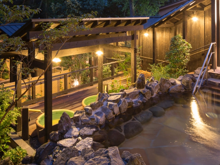 Tận hưởng sự thư gi&atilde;n tại c&aacute;c suối nước n&oacute;ng nổi tiếng ở Hakone.