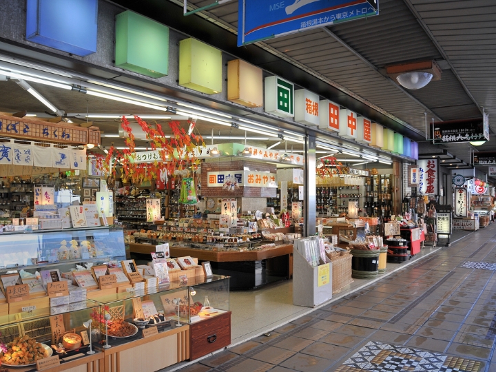 Phố Đổi quà F168 s&ocirc;i động Hakone Yumoto với nhiều đặc sản hấp dẫn.